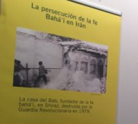 La UA acull una exposició d'Amnistia Internacional que denuncia la persecució religiosa dels bahá'is a l'Iran