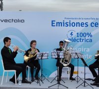 El quinteto de la OFUA "Maestosso Brass Ensemble" actúa en la presentación de la nueva flota de autobuses de Vectalia