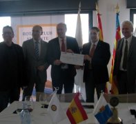 La UA i els Clubs Rotary Alicante i Alicante Puerto donen a Cáritas la recaptació del concert solidari de l'OFUA