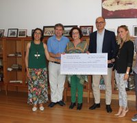 La UA entrega un xec solidari de 2.670 euros a la Fundació Noray Projecte Home