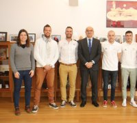 El rector de la UA rep Fernando Alarza, nou fitxatge de l'equip universitari de triatló