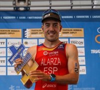 El triatleta de la UA Fernando Alarza, medalla de bronce de la Real Orden del Mérito Deportivo