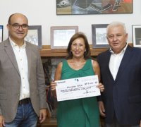 La Universidad entrega 4.000 euros del concierto solidario de la OFUA a Apsa