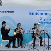 El quintet de l&rsquo;OFUA Maestosso Brass Ensemble actua en la presentació de la nova flota d&rsquo;autobusos de Vectalia