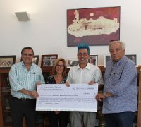 La UA entrega un cheque solidario a la Asociación Española contra el Cáncer