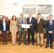 La Universidad de Alicante entrega a Cáritas el cheque solidario del Concierto de Navidad de la OFUA